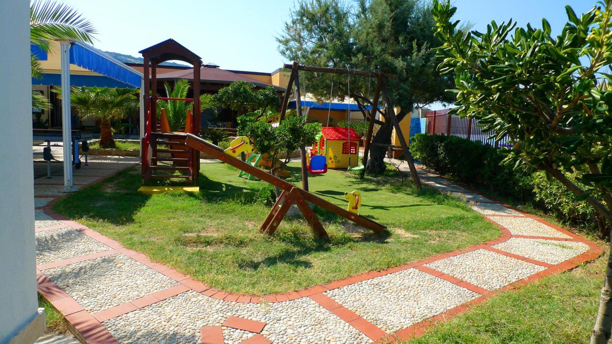 Residence Il Turistico Дзамброне Екстериор снимка