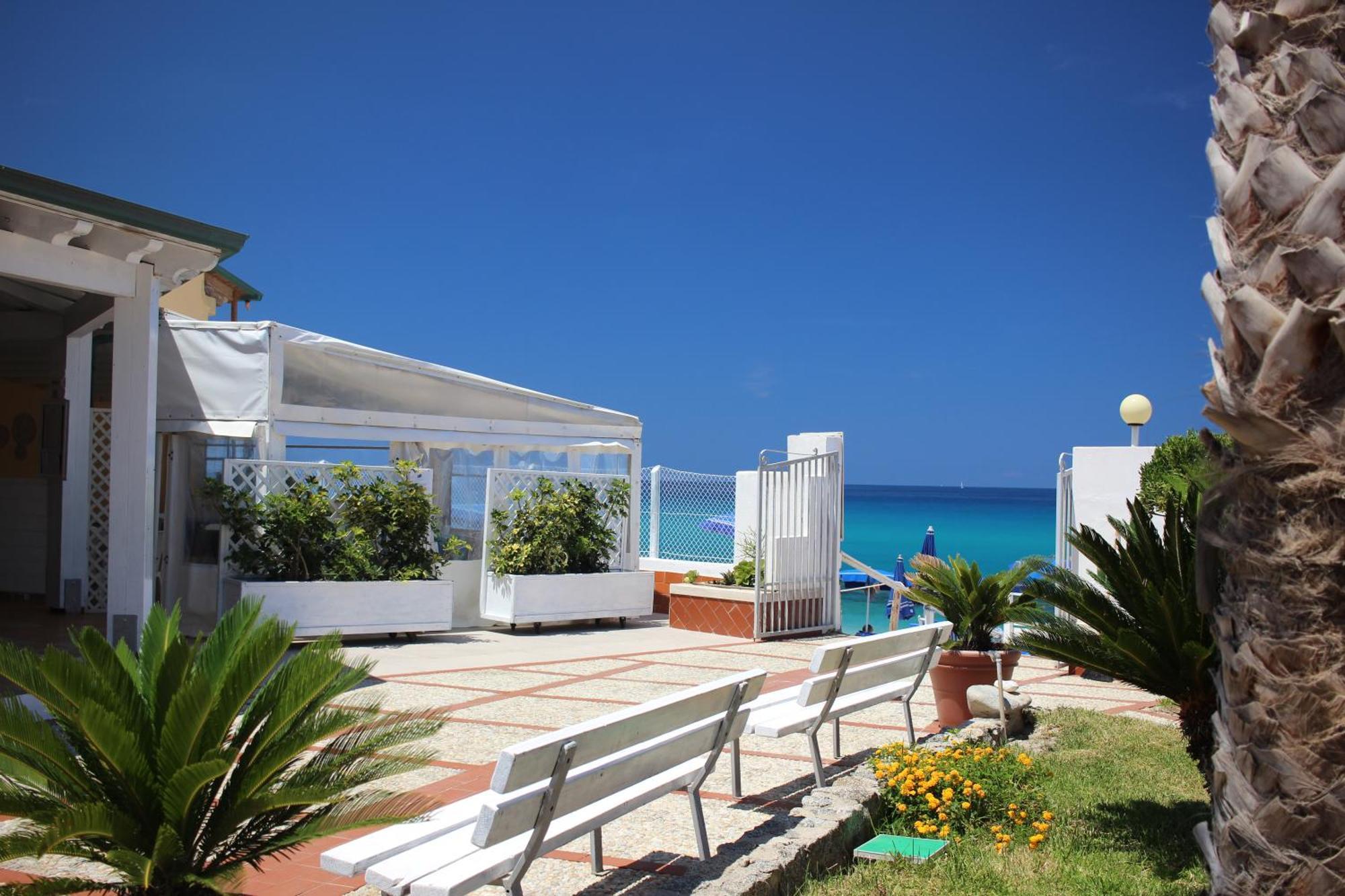 Residence Il Turistico Дзамброне Екстериор снимка